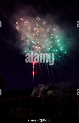 Bickington, Devon, Regno Unito. 02nd giugno 2022. L'esposizione dei fuochi d'artificio inizia quando il South Devon Village di Bickington celebra l'inizio del Giubileo del platino della regina del HM Elizabeth II accreditamento: Will Tudor/Alamy Live News Foto Stock