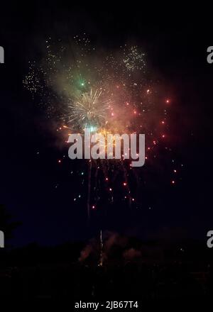 Bickington, Devon, Regno Unito. 02nd giugno 2022. L'esposizione dei fuochi d'artificio inizia quando il South Devon Village di Bickington celebra l'inizio del Giubileo del platino della regina del HM Elizabeth II accreditamento: Will Tudor/Alamy Live News Foto Stock