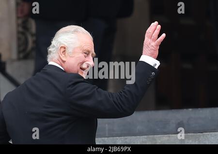 Londra, Regno Unito. 3rd giugno 2022. Carlo, Principe di Galles arriva con Camilla, Duchessa di Cornovaglia per un servizio di ringraziamento per la Regina Elisabetta II per celebrare il suo Platinum Jubilee nella Cattedrale di St Paul a Londra. Credit: James Boardman/Alamy Live News Foto Stock