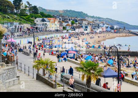 Lyme Regis, Dorset, Regno Unito. 3rd giugno 2022. UK Meteo: Visitatori e locali floccati alla spiaggia per immergersi in un altro giorno di glorioso caldo sole presso la pittoresca località balneare di Lyme regis. La spiaggia è stata impanata nel 11am, dato che i visitatori e la gente del posto hanno fatto il meglio del tempo caldo e soleggiato e hanno goduto la giornata extra durante il Platinum Jubilee Bank Holiday Weekend. Credit: Celia McMahon/Alamy Live News Foto Stock