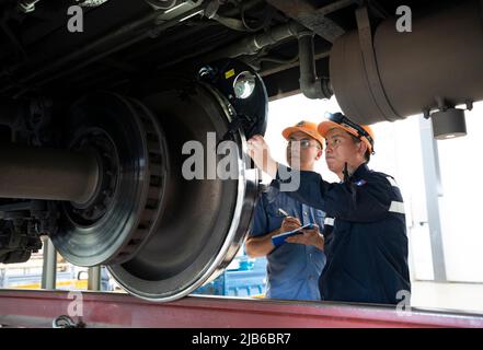 (220603) -- KUNMING, 3 giugno 2022 (Xinhua) -- i lavoratori della China Railway Kunming Bureau Group Co., Ltd. Svolgono un esame e lavori di manutenzione per un treno bullet nella provincia di Yunnan, 26 aprile 2022 nella Cina sudoccidentale. La ferrovia Cina-Laos, con un semestre di attività, ha consegnato oltre 4 milioni di tonnellate di merci a partire da giovedì, ha affermato l'operatore ferroviario cinese. Come progetto di riferimento nell'ambito dell'iniziativa Belt and Road, la ferrovia di 1.035 km collega la Kunming cinese con la capitale laotiana Vientiane. (Xinhua/Chen Xinbo) Foto Stock