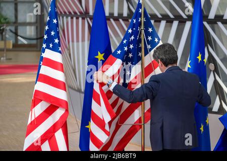 (220603) -- PECHINO, 3 giugno 2022 (Xinhua) -- un membro del personale appende una bandiera nazionale degli Stati Uniti prima che il presidente degli Stati Uniti Joe Biden arrivi per la riunione del Consiglio europeo a Bruxelles, Belgio, 24 marzo 2022. (Xinhua/Zhang Cheng) Foto Stock