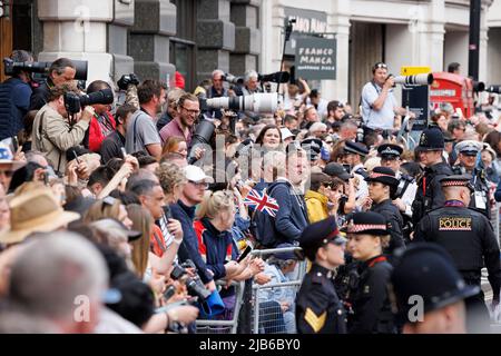 Londra, Regno Unito. 03rd giugno 2022. I fotografi e i membri del pubblico si snidano per le strade della Cattedrale di San Paolo davanti al Servizio Nazionale del Ringraziamento, nell'ambito delle celebrazioni per il Giubileo del platino della Regina. La Regina Elisabetta II, di 96 anni, è il primo monarca britannico della storia a raggiungere un Giubileo del platino, che segna 70 anni sul trono. Photo credit: Ben Cawthra/Sipa USA **NO UK SALES** Credit: Sipa USA/Alamy Live News Foto Stock