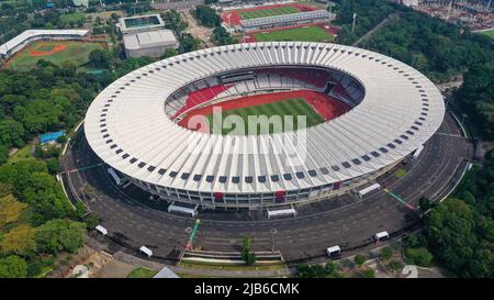 Vista aerea dall'alto dello splendido scenario dello stadio Senayan, con sfondo urbano di Giacarta Foto Stock