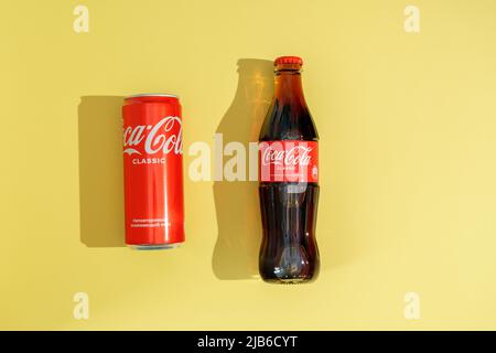 Tyumen, Russia-03 aprile 2022: Prodotti della Coca Cola Company, multinazionale americana delle bevande. Sfondo giallo Foto Stock