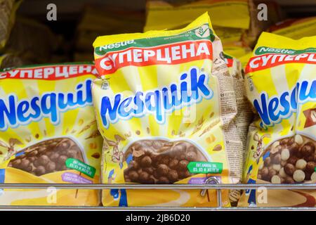 Tyumen, Russia-03 maggio 2022: Cacao Nestle Nesquik, sugli scaffali di un ipermercato. Messa a fuoco selettiva Foto Stock