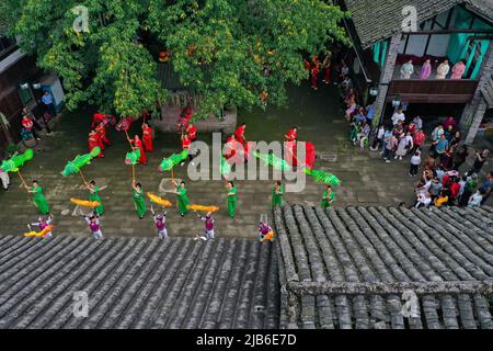 (220603) -- CHONGQING, 3 giugno 2022 (Xinhua) -- Fotografia aerea mostra attori che eseguono danza tradizionale nel distretto di Yongchuan nel comune di Chongqing della Cina sud-occidentale, 3 giugno 2022, il giorno del tradizionale Dragon Boat Festival della Cina. (Xinhua/Wang Quanchao) Foto Stock