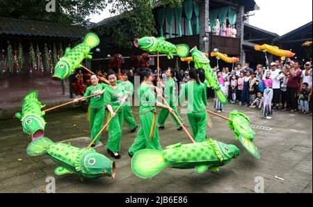 (220603) -- CHONGQING, 3 giugno 2022 (Xinhua) -- attrice eseguire danza tradizionale nel distretto di Yongchuan nel comune di Chongqing della Cina sud-occidentale, 3 giugno 2022, il giorno del Festival tradizionale della barca del drago della Cina. (Xinhua/Wang Quanchao) Foto Stock