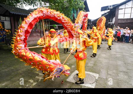 (220603) -- CHONGQING, 3 giugno 2022 (Xinhua) -- gli attori eseguono la danza tradizionale del drago nel distretto di Yongchuan nel comune di Chongqing della Cina sud-occidentale, 3 giugno 2022, il giorno del festival tradizionale della barca del drago della Cina. (Xinhua/Wang Quanchao) Foto Stock