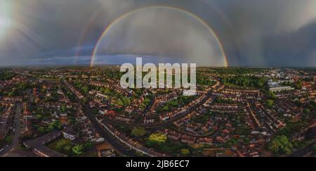 Un arcobaleno pieno sulla città di Ipswich a Suffolk, Regno Unito Foto Stock
