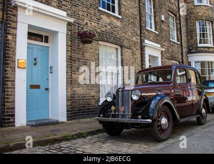 Una classica berlina Austin a 16 4 porte fuori da una casa cittadina a Suffolk, Regno Unito Foto Stock