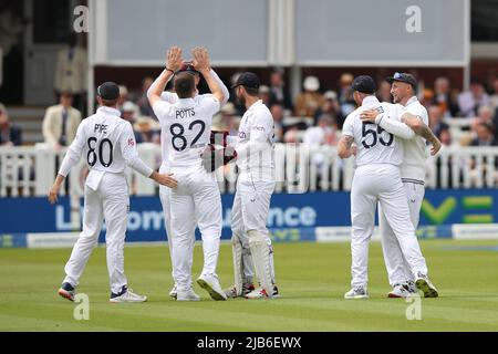 St Johns Wood, Regno Unito. 03rd giugno 2022. Kane Williamson (C) della Nuova Zelanda è fuori per 15, interferito da Jonny Bairstow dell'Inghilterra fuori del bowling di Matty Potts dell'Inghilterra durante il giorno 2 della prima partita di prova di assicurazione di LV fra l'Inghilterra e la Nuova Zelanda al campo di cricket di Lords, St Johns Wood, Regno Unito il 3 giugno 2022. Foto di Ken Sparks. Solo per uso editoriale, licenza richiesta per uso commerciale. Nessun utilizzo nelle scommesse, nei giochi o nelle pubblicazioni di un singolo club/campionato/giocatore. Credit: UK Sports Pics Ltd/Alamy Live News Foto Stock