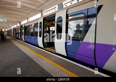 Un nuovo treno corre sulla linea Elizabeth alla Custom House a Londra est, General View GV, Foto Stock