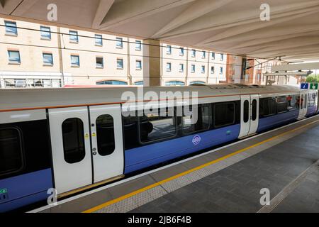 Un nuovo treno corre sulla linea Elizabeth alla Custom House a Londra est, General View GV, Foto Stock