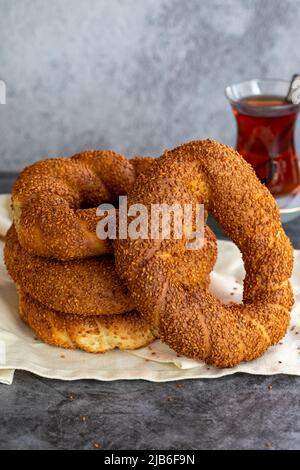 Bagel di sesamo. Prodotto di pasticceria turca. Bagel di sesamo su sfondo scuro. Primo piano. Nome locale susamli simit Foto Stock