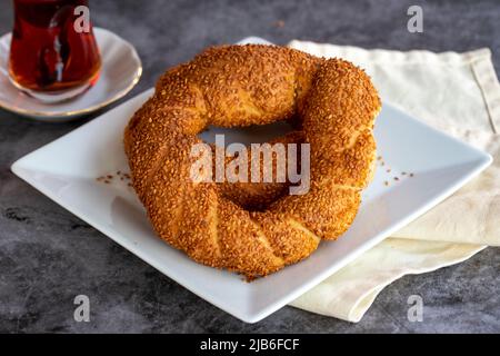 Bagel di sesamo. Prodotto di pasticceria turca. Bagel di sesamo su sfondo scuro. Primo piano. Nome locale susamli simit Foto Stock