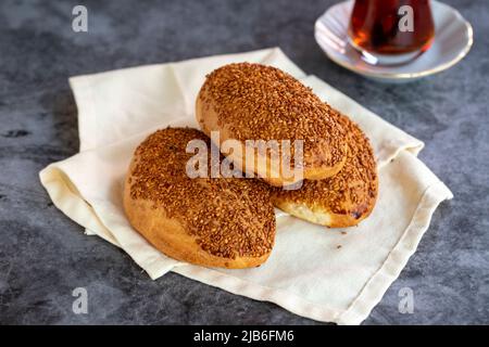 Formaggio Pogaca. Prodotto di pasticceria turca. Pogaca di sesamo su sfondo scuro. Primo piano. Nome locale kasarli pogaca Foto Stock