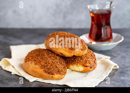 Formaggio Pogaca. Prodotto di pasticceria turca. Pogaca di sesamo su sfondo scuro. Primo piano. Nome locale kasarli pogaca Foto Stock