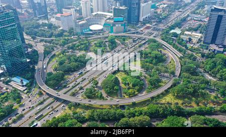 Veduta aerea dello svincolo di Semanggi con ingorghi lungo l'autostrada Sudirman Foto Stock