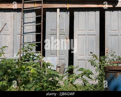 Cinque vecchie porte scorrevoli in legno grigio Foto Stock