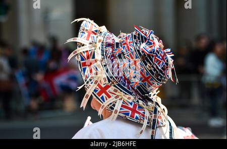 Londra UK 3rd Giugno 2022 - la folla reagisce e guarda i membri della famiglia reale e gli ospiti che partecipano al Servizio del Ringraziamento per il Giubileo del platino della Regina tenuto alla Cattedrale di St Paul a Londra : Credit Simon Dack / Alamy Live News Foto Stock