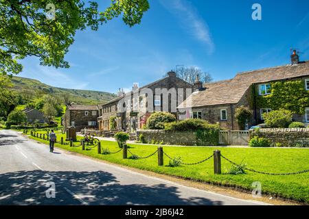 Burnsall è un villaggio e parrocchia civile del distretto di Craven, nel North Yorkshire, in Inghilterra. Si trova sul fiume Wharfe a Wharfedale, e si trova in Foto Stock