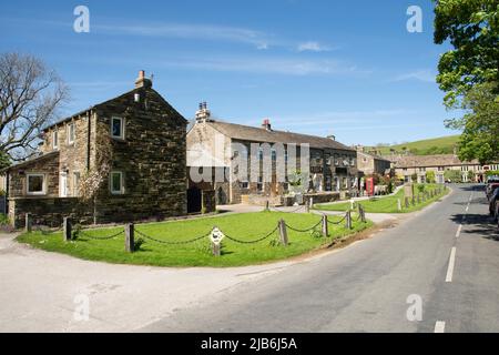 Burnsall è un villaggio e parrocchia civile del distretto di Craven, nel North Yorkshire, in Inghilterra. Si trova sul fiume Wharfe a Wharfedale, e si trova in Foto Stock