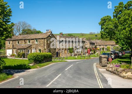 Burnsall è un villaggio e parrocchia civile del distretto di Craven, nel North Yorkshire, in Inghilterra. Si trova sul fiume Wharfe a Wharfedale, e si trova in Foto Stock