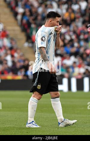 Lionel messi d'Argentina ricopre il volto con la sua camicia durante la partita di calcio del Trofeo Finalissima 2022 tra Italia e Argentina allo stadio Wembley Foto Stock