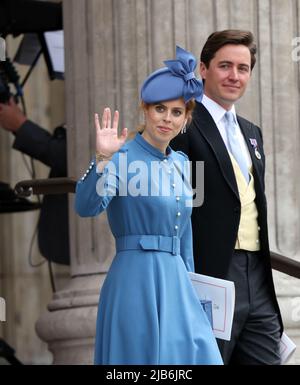 Londra, Regno Unito. 03rd giugno 2022. La Principessa Beatrice di York e Edoardo Mapelli Mozzi partecipano al Servizio del Ringraziamento nella Cattedrale di San Paolo per celebrare il Giubileo del platino della Regina Elisabetta II La maggior parte dei membri più anziani della famiglia reale sono presenti ma purtroppo la regina Elisabetta II non è in grado di partecipare e il principe Andrew tirato fuori a causa di prove positive per Coronavirus. Credit: Paul Marriott/Alamy Live News Foto Stock