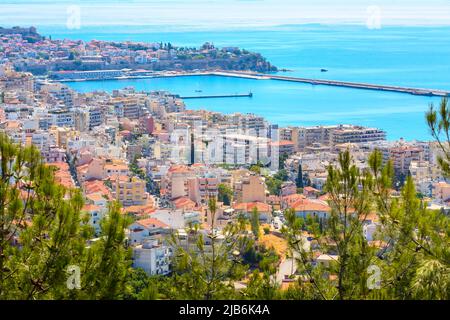 Vista sulla città vecchia e sul mare a Kavala, Grecia Foto Stock