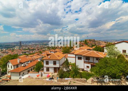 Tradizionali case turche e paesaggio urbano di Ankara dal Castello di Ankara. Capitale della Turchia foto di sfondo. Foto Stock