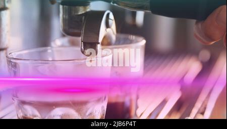 Immagine di macchie luminose sull'uomo biracale utilizzando la macchina da caffè Foto Stock