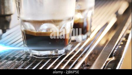 Immagine di macchie luminose sull'uomo biracale utilizzando la macchina da caffè Foto Stock