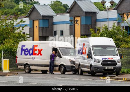 Due furgoni FedEx parcheggiati a Lincoln, Lincolnshire, Regno Unito. Foto Stock