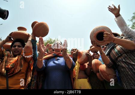 New Delhi, India. 03rd giugno 2022. Le donne del BJP hanno espresso la loro rabbia per la scarsità d'acqua con vasi vuoti sulla loro testa, quando hanno raggiunto il municipio a Wall City per protestare contro il governo di Delhi, guidato dall'ex ministro dell'Unione e dal MP Vijay Goel, a Delhi venerdì 03 giugno 2022. (Foto di Ravi Batra/Sipa USA) Credit: Sipa USA/Alamy Live News Foto Stock