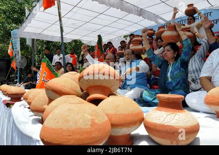 New Delhi, India. 03rd giugno 2022. Le donne del BJP hanno espresso la loro rabbia per la scarsità d'acqua con vasi vuoti sulla loro testa, quando hanno raggiunto il municipio a Wall City per protestare contro il governo di Delhi, guidato dall'ex ministro dell'Unione e dal MP Vijay Goel, a Delhi venerdì 03 giugno 2022. (Foto di Ravi Batra/Sipa USA) Credit: Sipa USA/Alamy Live News Foto Stock