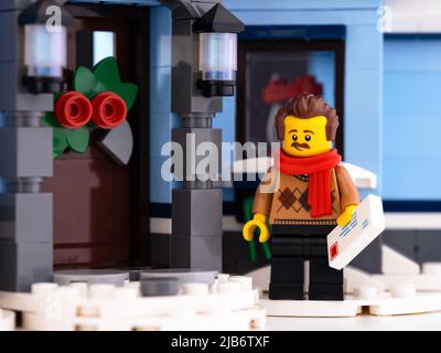 Una mini figura Lego fuori da una porta di una casa costruita in mattoni  Lego Foto stock - Alamy