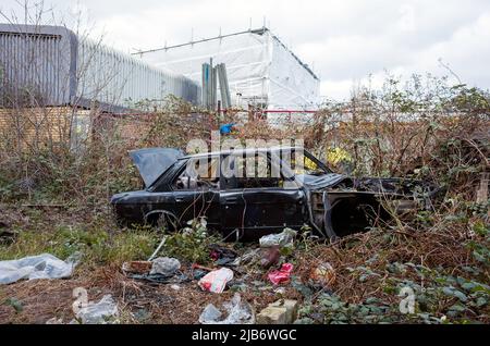 Auto abbandonata e distrutta sul bordo di Londra a Beckton. Foto Stock