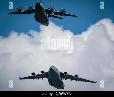 I bombardieri Lancster sorvolano Londra in formazione per il Giubileo di platino. Foto Stock