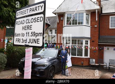 Leicester, Leicestershire, Regno Unito. 3rd giugno 2022. Un pezzo di cartone del Principe Harry e Megan si erge su un vialetto durante la festa di strada di Knighton Church Road per celebrare il Giubileo del platino della Regina. Credit Darren Staples/Alamy Live News. Foto Stock