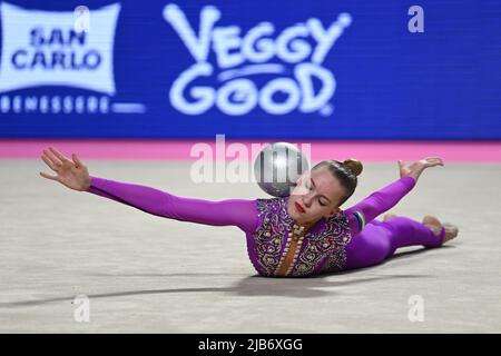 Pesaro, Italia. 03rd giugno 2022. VITRIFRIGO Arena, Pesaro, Italia, 03 giugno 2022, Tramite la Ginnastica ritmica della Ginnastica Figura 2022 - Ginnastica Credit: Live Media Publishing Group/Alamy Live News Credit: Live Media Publishing Group/Alamy Live News Foto Stock