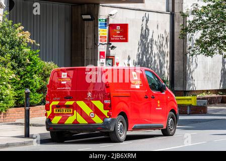 Royal Mail Delivery van in Royal Leamington Spa, Warwickshire, Regno Unito. Foto Stock