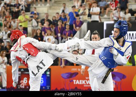 Roma, Italia. 3rd giugno 2022. Giada al HALWANI (ITA) vs Inese TARVIDA (LAT) durante il round R16 del Gran Premio del mondo Taekwondo al Foro Italico, Stadio Nicola Pietrangeli, 3th giugno 2022, Roma, Italia. Credit: Live Media Publishing Group/Alamy Live News Foto Stock