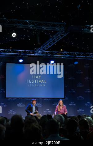 Hay-on-Wye, Galles, Regno Unito. 3rd giugno 2022. Amy Liptrot parla con Horatio Clare al Festival di Hay 2022, Galles. Credit: Sam Hardwick/Alamy. Foto Stock