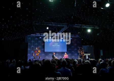 Hay-on-Wye, Galles, Regno Unito. 3rd giugno 2022. Amy Liptrot parla con Horatio Clare al Festival di Hay 2022, Galles. Credit: Sam Hardwick/Alamy. Foto Stock