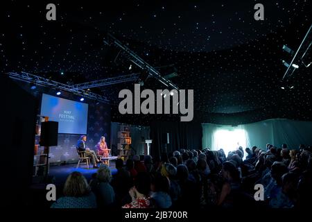 Hay-on-Wye, Galles, Regno Unito. 3rd giugno 2022. Amy Liptrot parla con Horatio Clare al Festival di Hay 2022, Galles. Credit: Sam Hardwick/Alamy. Foto Stock