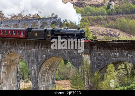 Il treno a vapore Jacobite si fa strada sul viadotto di Glenfinnan Foto Stock