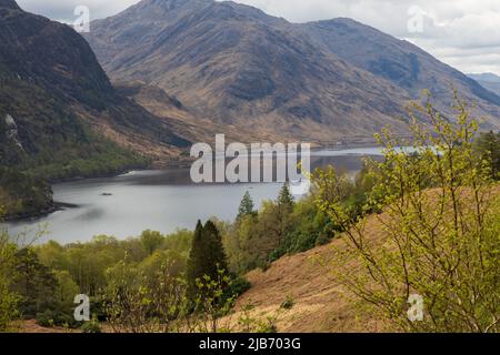 Guardando verso, Loch shiel e il monumento glenfinnan dal viadotto di Glenfinnan. Foto Stock