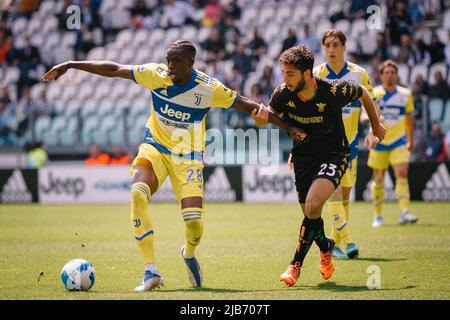 Denis Zakaria del Juventus FC e Sofian Klyne del Venezia FC durante la Serie A Football match tra Juventus FC e Venezia allo Stadio Allianz, su M. Foto Stock